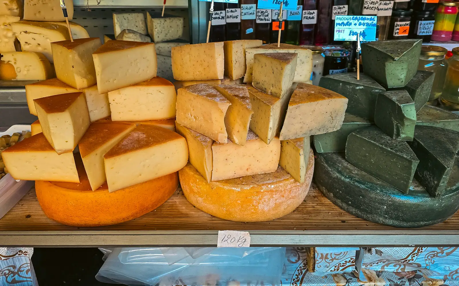 Meules de fromage entamées sur un étal