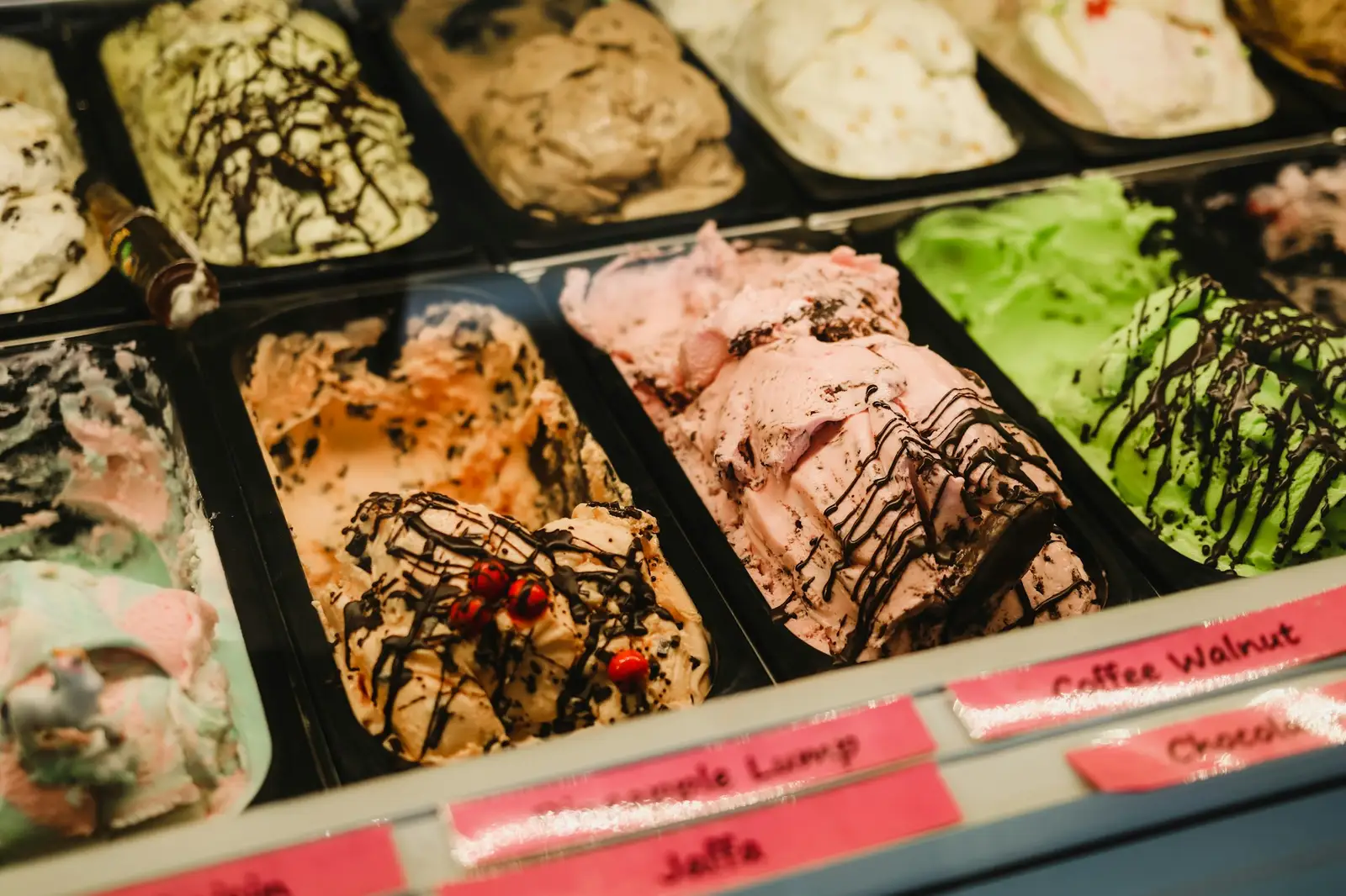 Bacs de glaces artisanales en vitrine