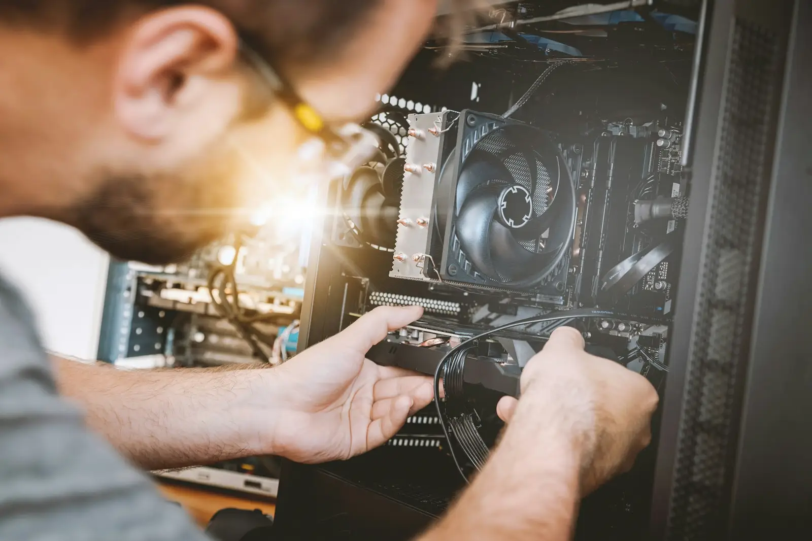 Technicien qui répare un ordinateur
