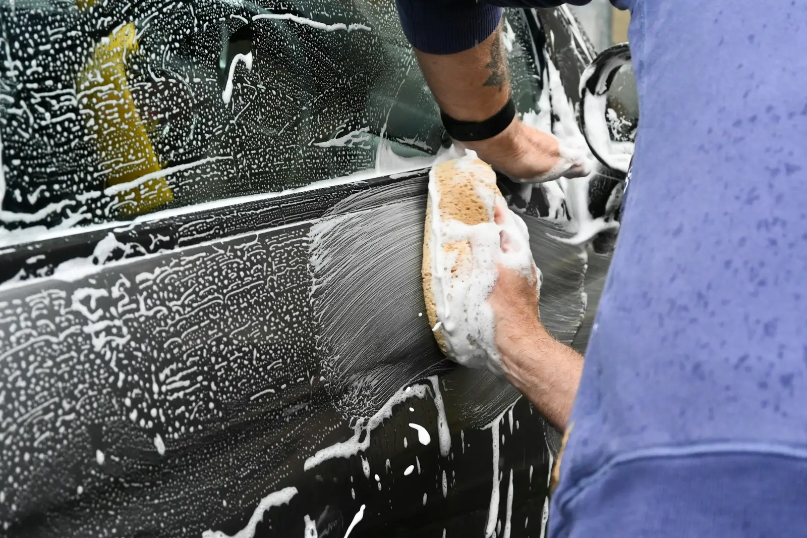 Lavage d’une voiture à l’éponge