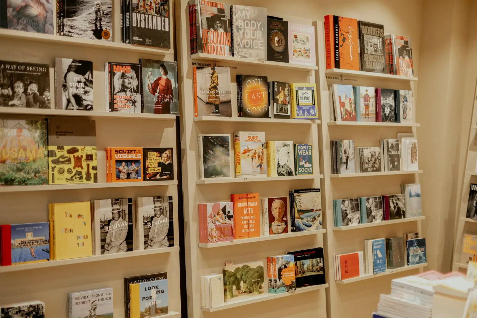 Rayons d’une librairie