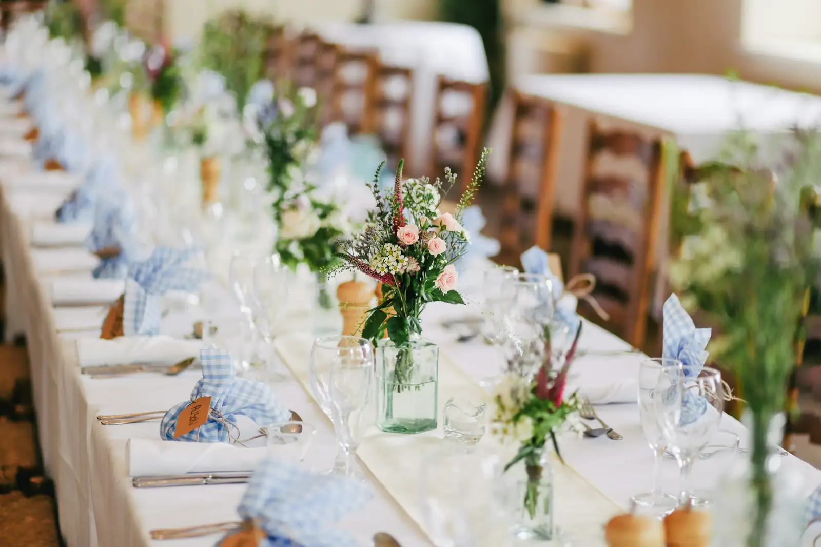 Longue table de mariage dressée et fleurie