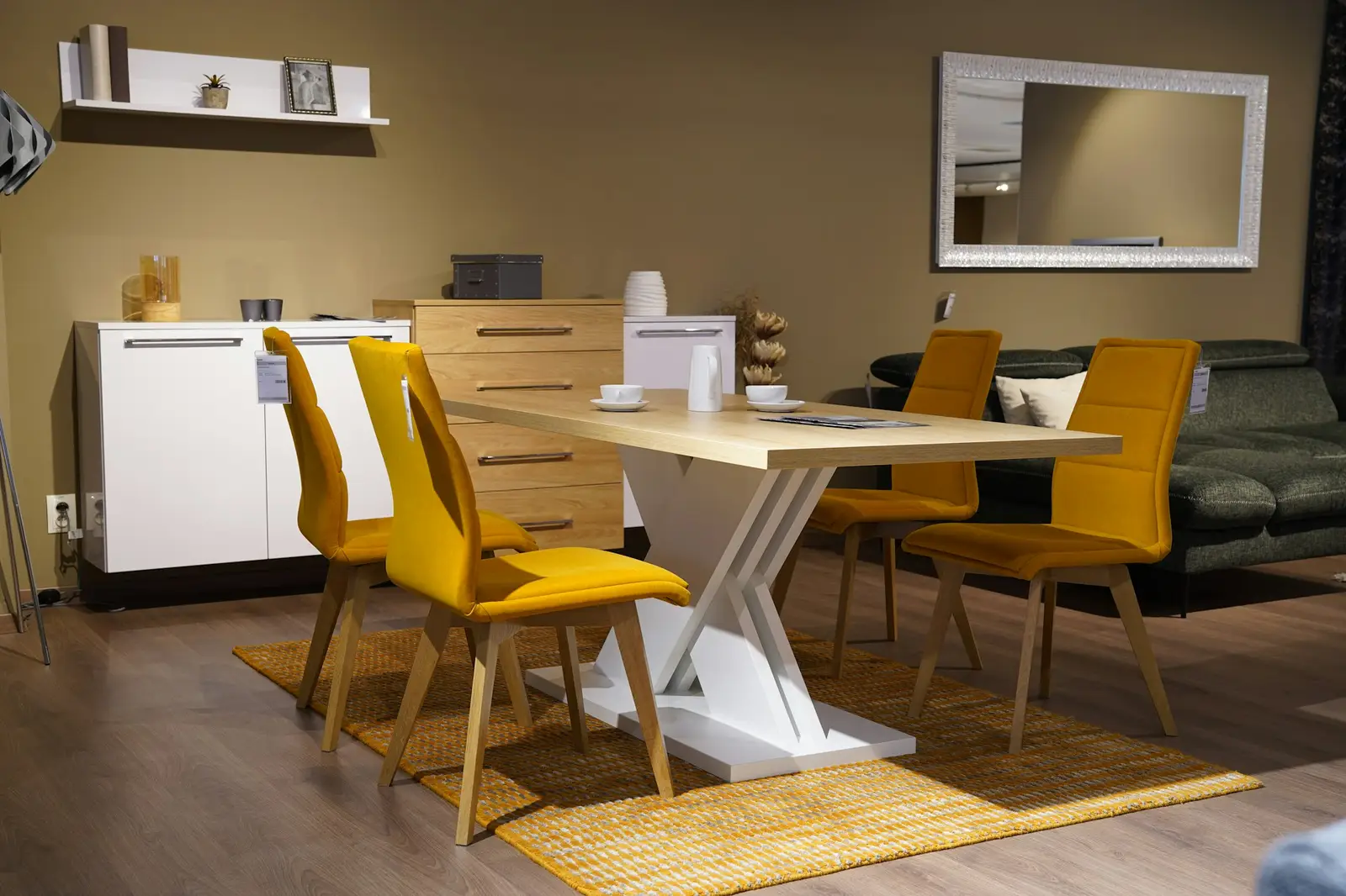 Salle à manger aux chaises jaunes