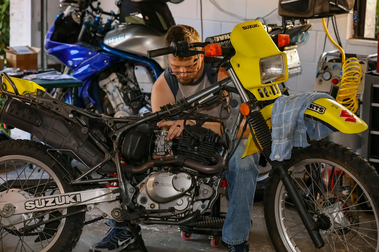 Mécanicien qui répare une moto