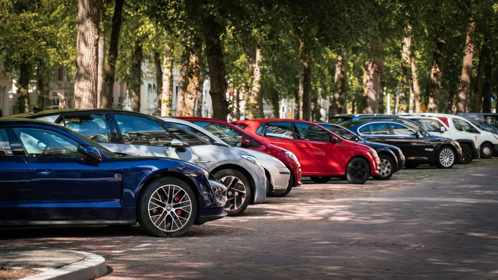 Voitures alignées sur un parking