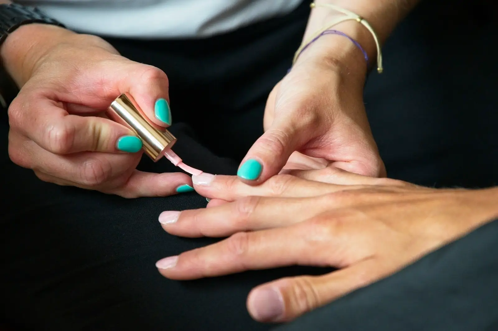 Manucure qui pose du vernis