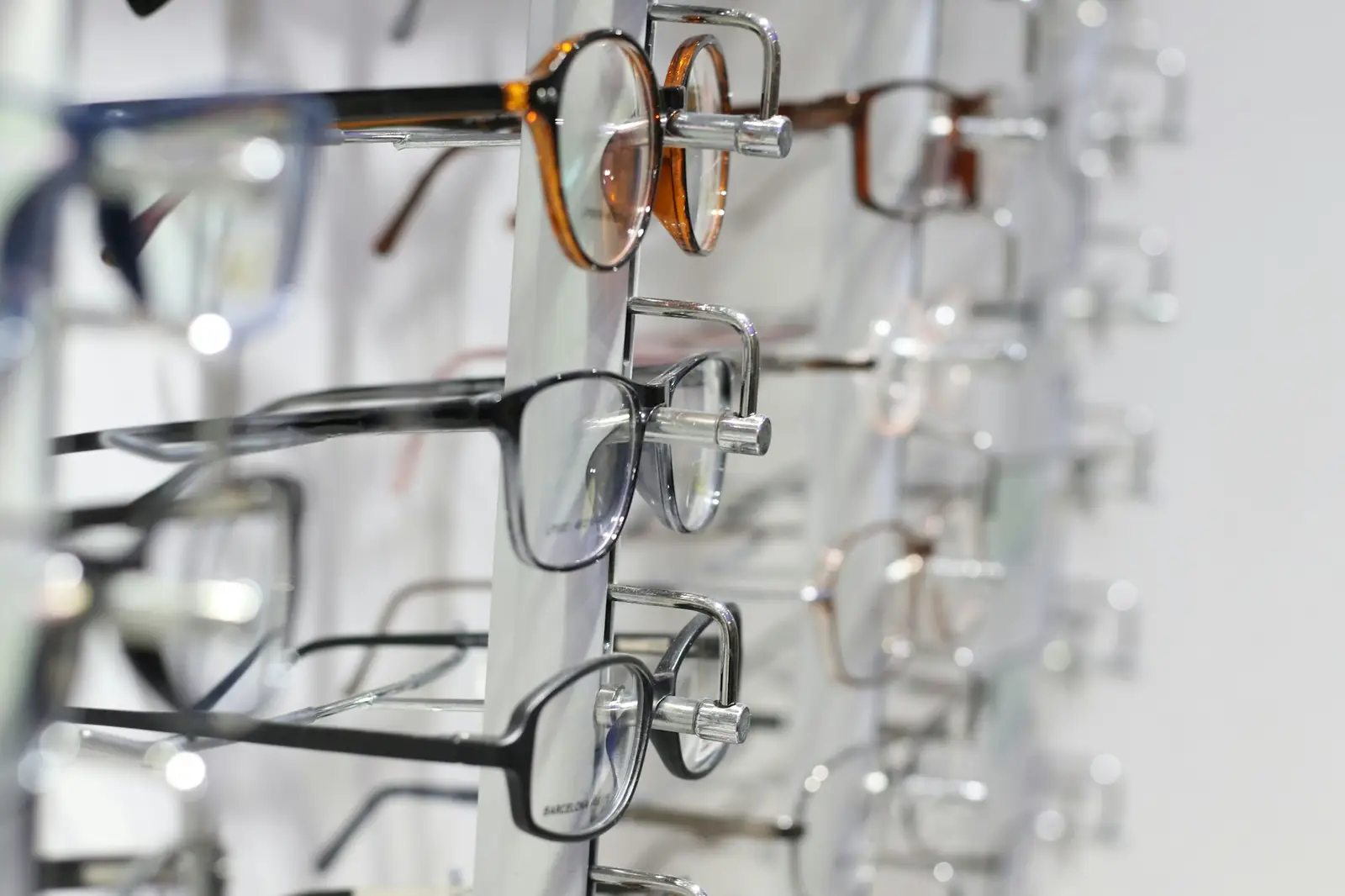 Montures de lunettes sur un présentoir