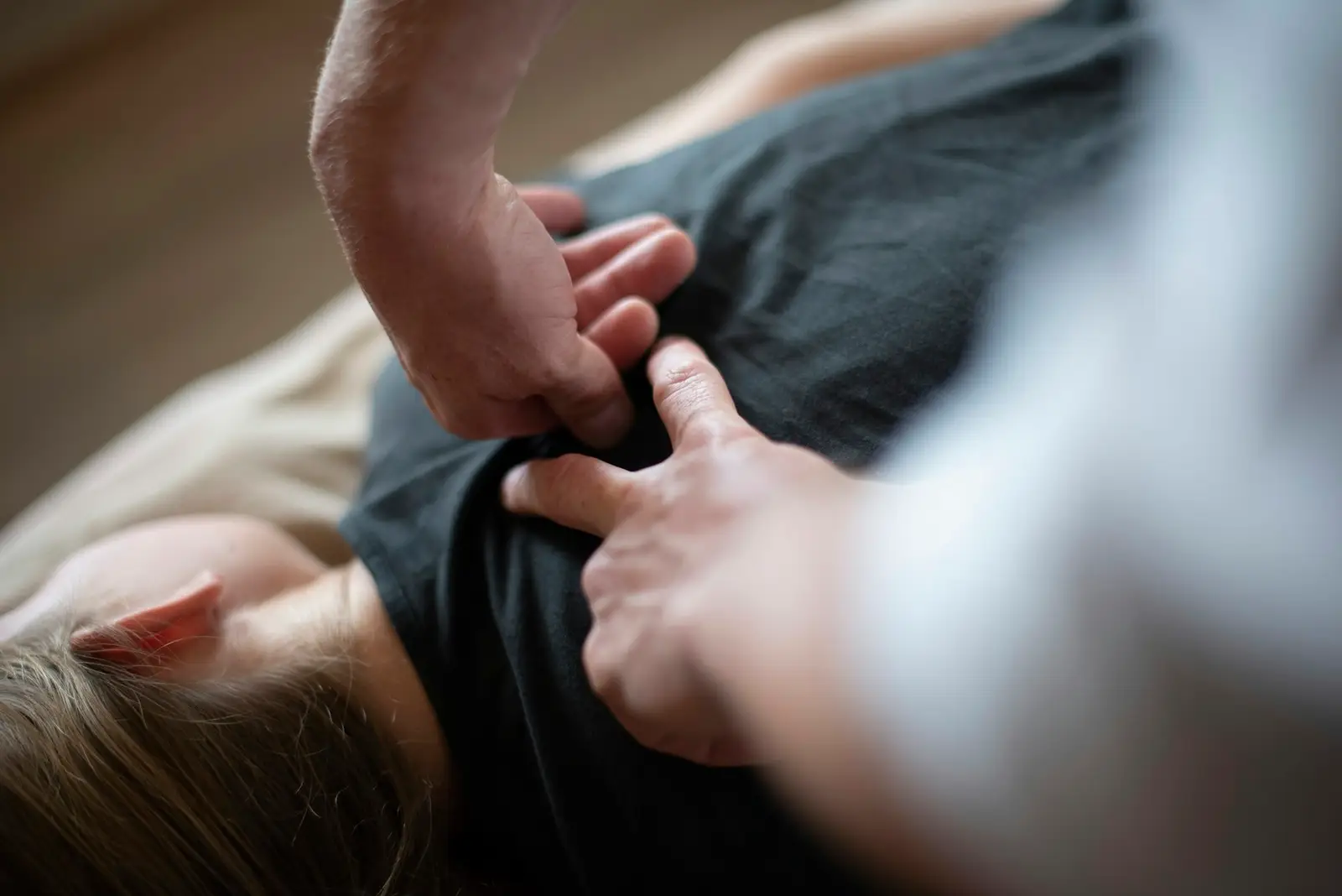 Mains d’un ostéopathe sur le dos d’un patient