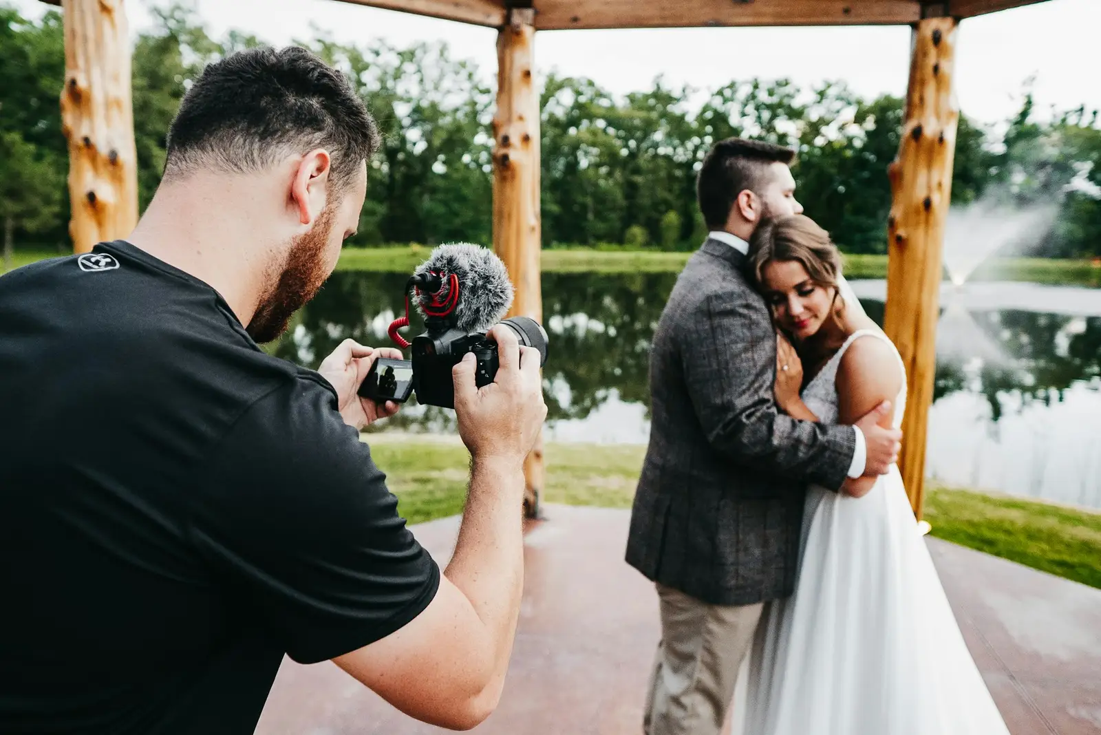 Photographe en séance avec un couple