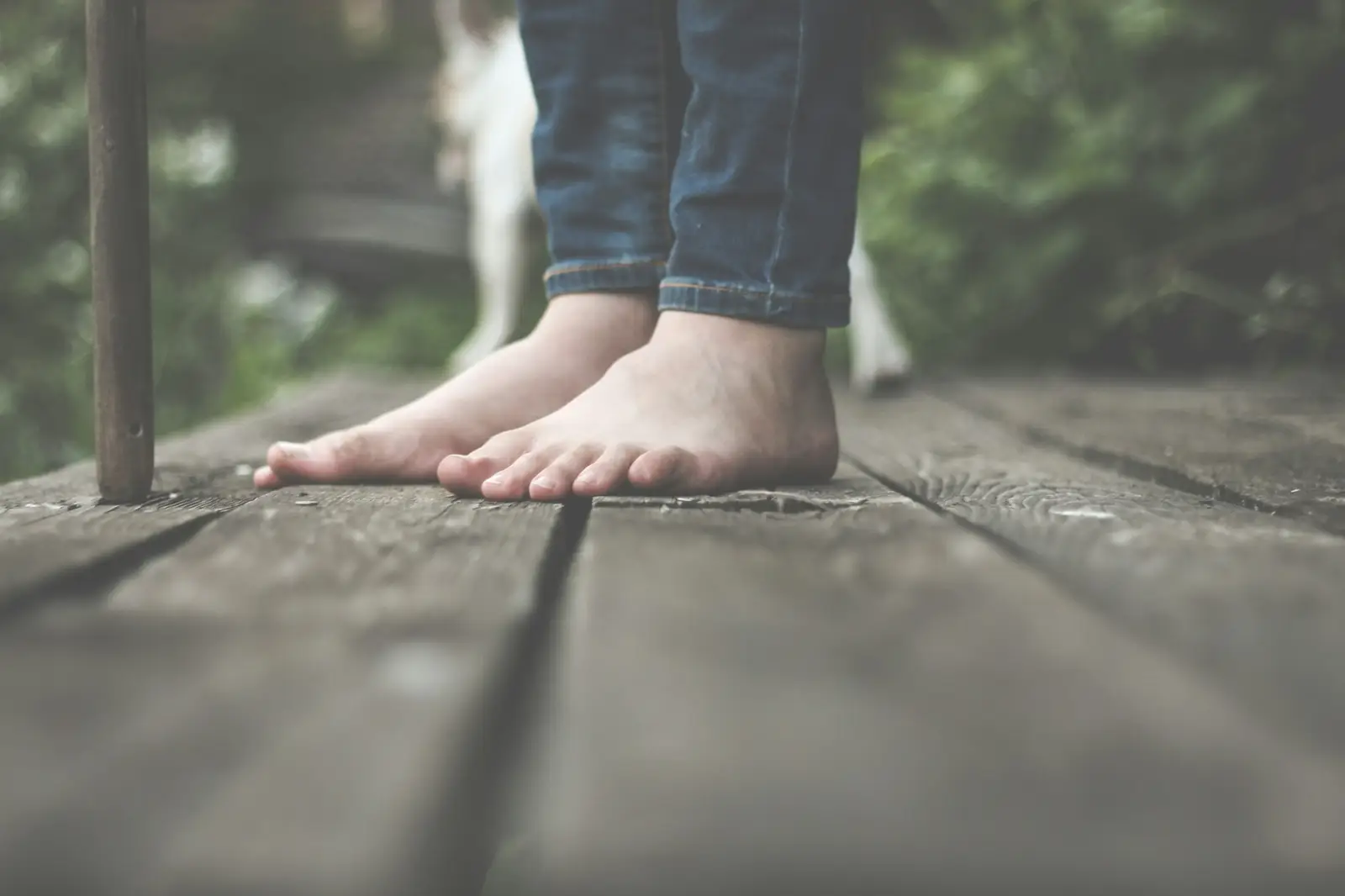 Pieds nus sur une terrasse en bois