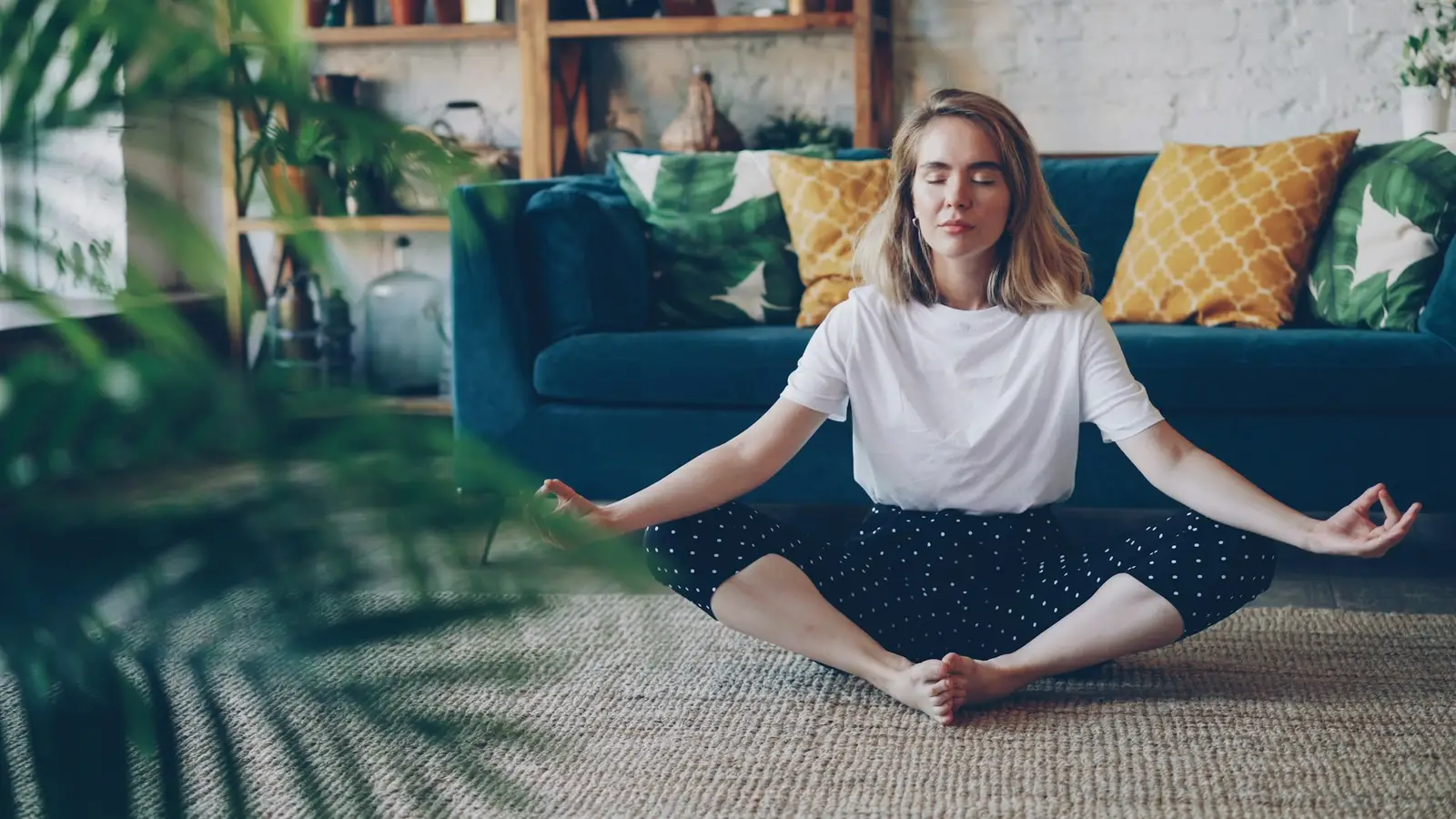 Femme qui médite assise en tailleur