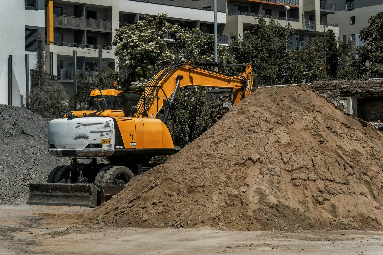 Pelleteuse et tas de terre sur un chantier