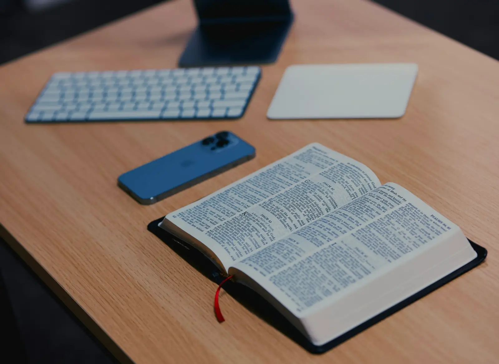 Dictionnaire ouvert à côté d’un clavier