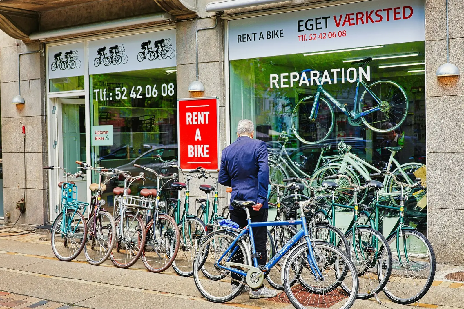Vélos devant un magasin de location