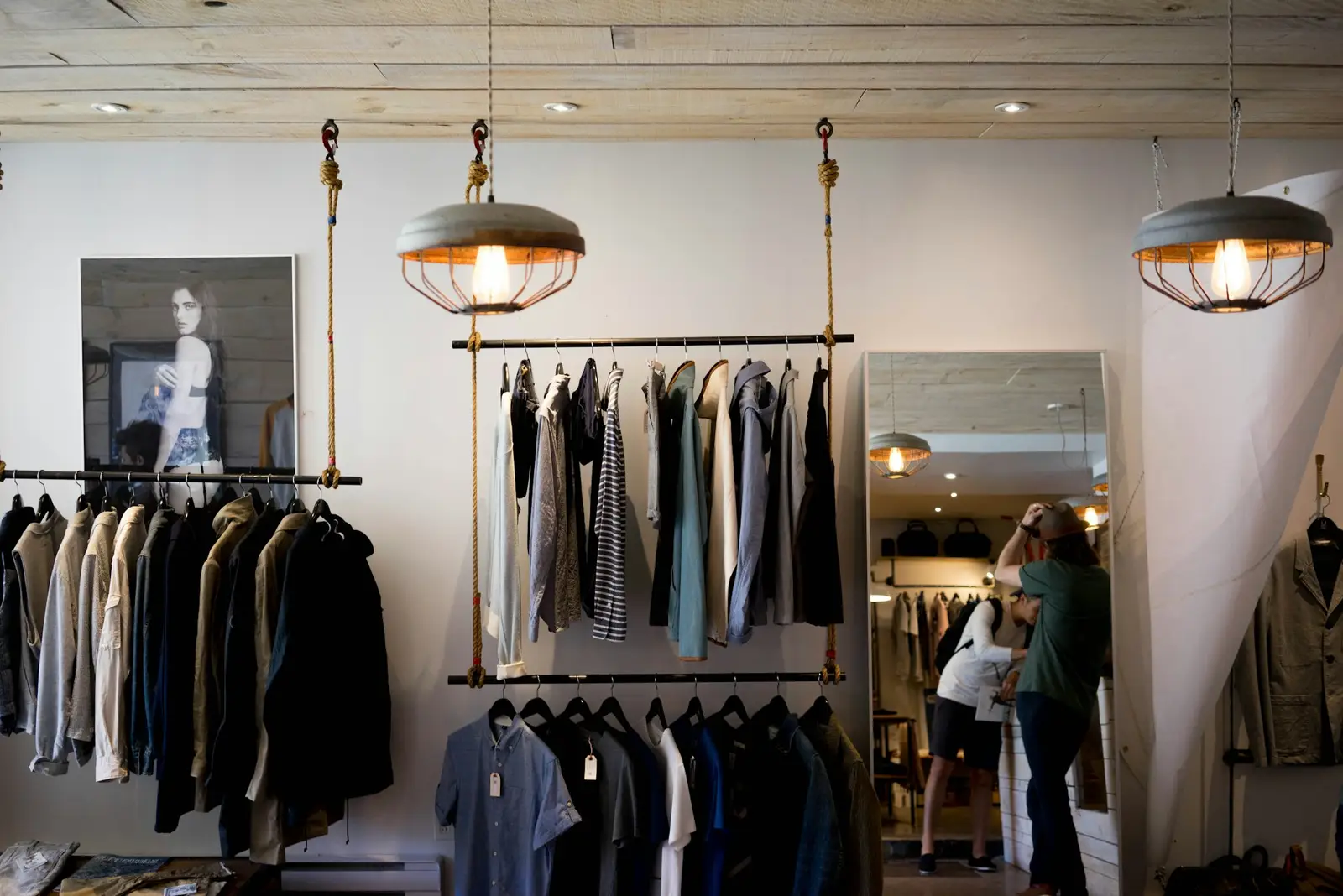 Boutique de vêtements et ses portants