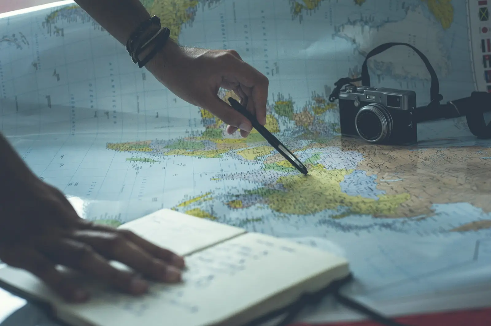 Préparation d’un voyage sur une carte