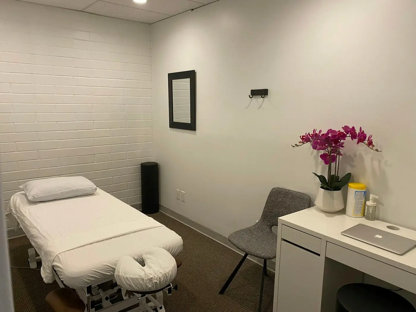 Salle de soin lumineuse avec table de massage