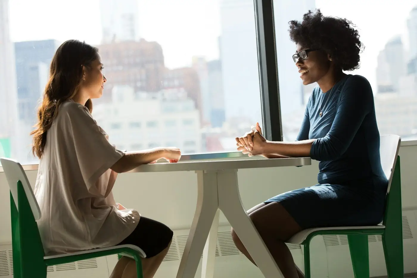 Deux femmes qui discutent autour d’une table