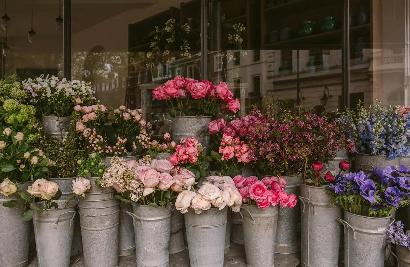 Seaux de fleurs fraîches chez un fleuriste