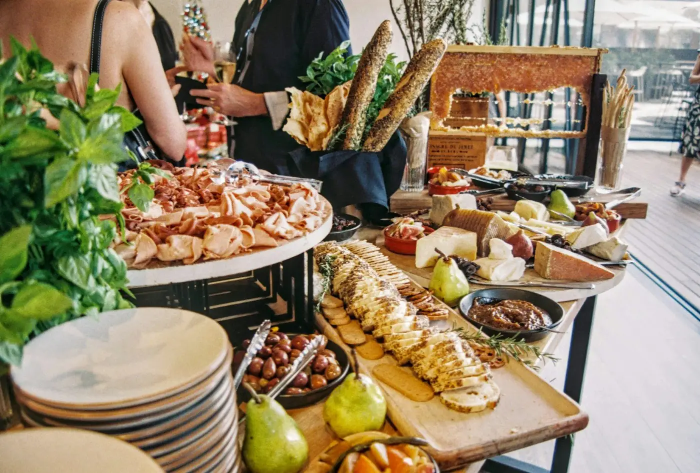 Assortiment de plats sur une table de traiteur